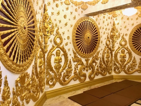 ワット・モルック・コナコンの内部のゴージャスな装飾