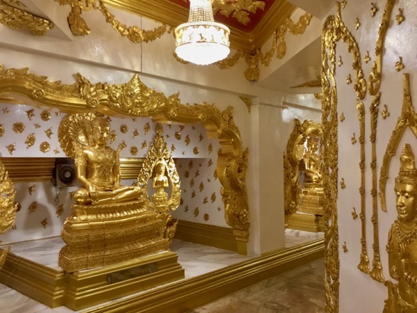 ワット・モルック・コナコンの内部は白い壁一面にゴールドの装飾が施されている。