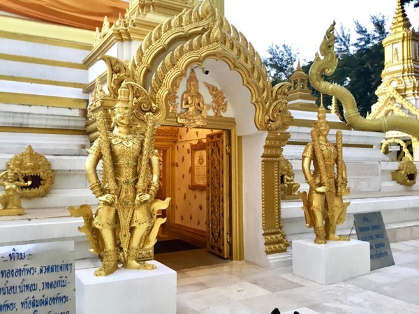 ワット・モルック コナコンの仏塔内部の入り口