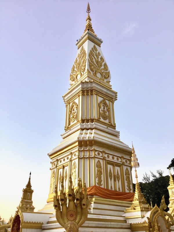 ラーマ9世即位50年記念塔、水曜日午前生まれの守護仏塔
仏塔の高さ50.9m