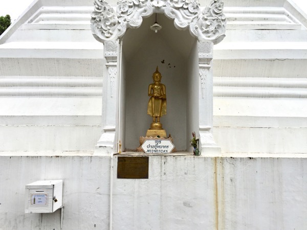 ワット・プラタート・ドーイコーンムーの白亜の仏塔の仏龕