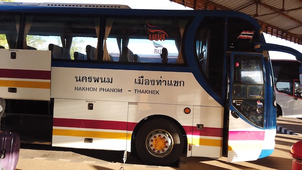 ナコンパノムのバスターミナルに停車しているターケーク行き国際バス