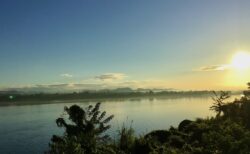 ナコンパノムから見るメコン川を挟んだ対岸に広がるラオスの雄大な山々
