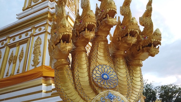 ワット モルック コナコンの仏塔を守護する頭が５つのナーガ
