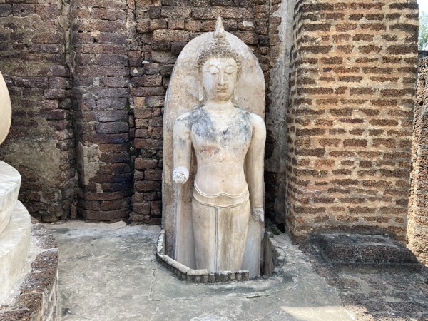 ワット・プラシー・ラタナ マハータートの坐仏像の右側（北）の立像