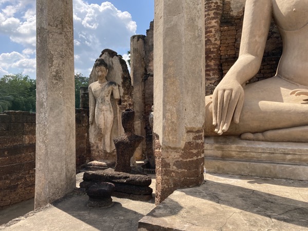 ワット・プラシー・ラタナ マハータートの坐仏像の左側の遊行仏（歩く姿の仏像）
