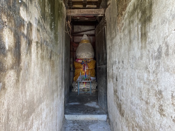 ワット・プラシー・ラタナ マハータートの尖塔内部に祀られているリンガと呼ばれる男根をかたどった像