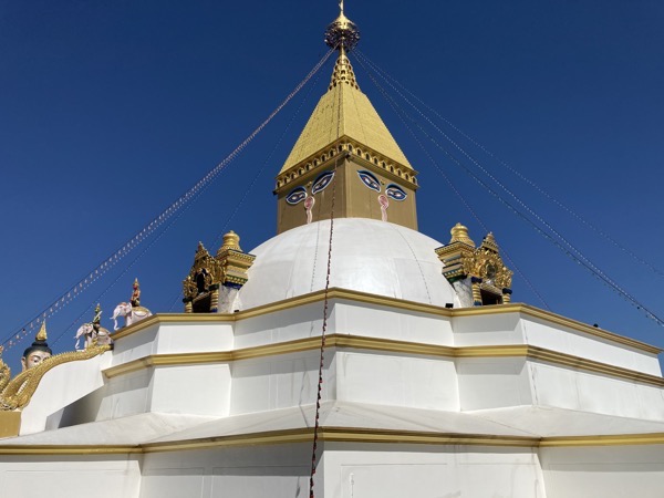アーソムプロムターダーのスワヤンブナートの大仏塔を模した仏塔