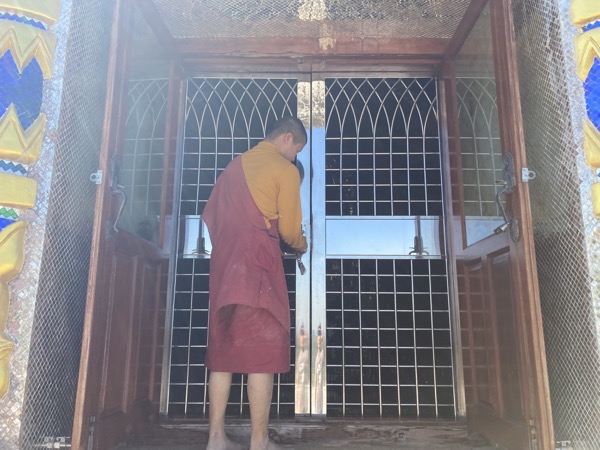 アーソムプロムターダーのドーム内部の扉の鍵を開けてくれる僧侶
