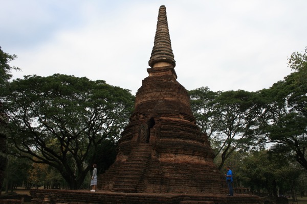 シーサッチャナーライ歴史公園のワット・ナーン・パヤーのスリランカ様式の大仏塔