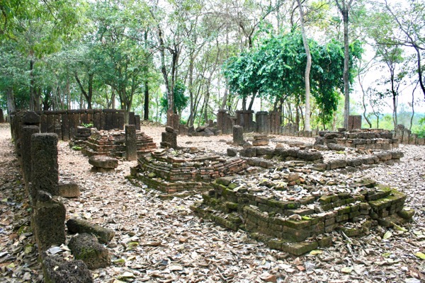 シーサッチャナーライ歴史公園のワット・カオ・スワンキリの土台だけが残った礼拝堂