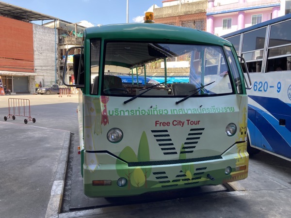 チェンライ市街地を運行する無料トラムバス
