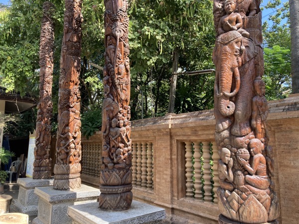 ワット・ドーイガムムアンの美しい彫刻が施された柱