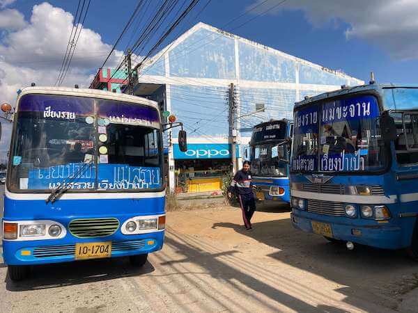 メーカチャンバス停にとまる青いバス