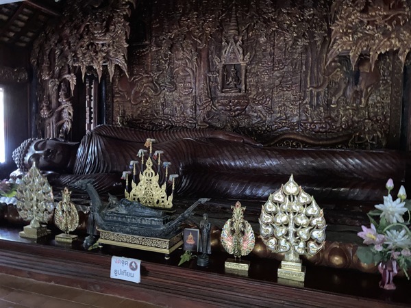 布薩堂に安置されている木彫りの涅槃像