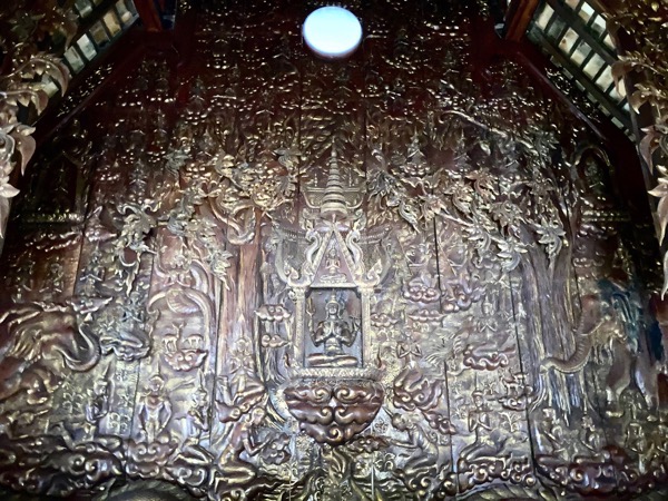 ワット・ルアン・クンウィンの堂内に壁に施された繊細な装飾