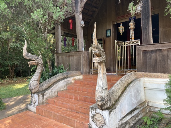 ワット・ルアン・クンウィンの本堂を護る木製の蛇神ナーガ