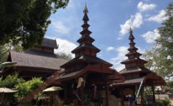 プレー バスターミナルから徒歩8分の場所にある1894年建立にタイヤイ（シャン族）が建てた寺院