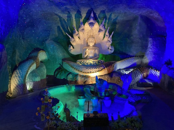 ワット サワンニウェートの青い洞窟の中央に鎮座するパンナークプロット仏
