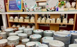 ランパーン県のかわいい鶏柄の食器「チャームガイ」