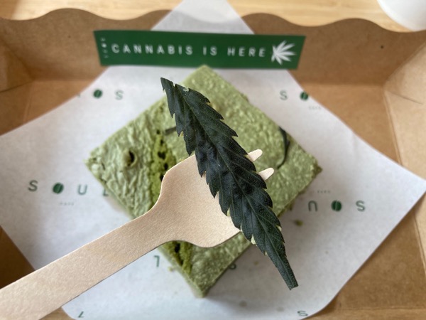 チェンマイの大麻カフェ「ソウルガーデンカフェ」のケーキの上にのっている大麻の葉