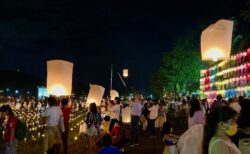 ノーンブアルアン公園でコムローイをあげる地元の人びと