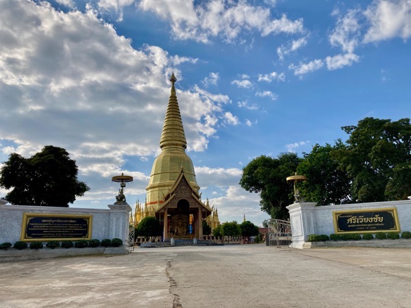 ワット プラ プッタバート ホゥアイトムの仏塔