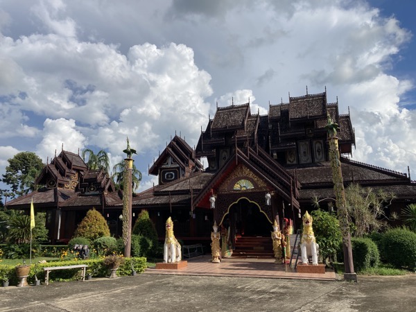 ワット・ナンターラムタイヤイ（ビルマ）様式の木造寺院