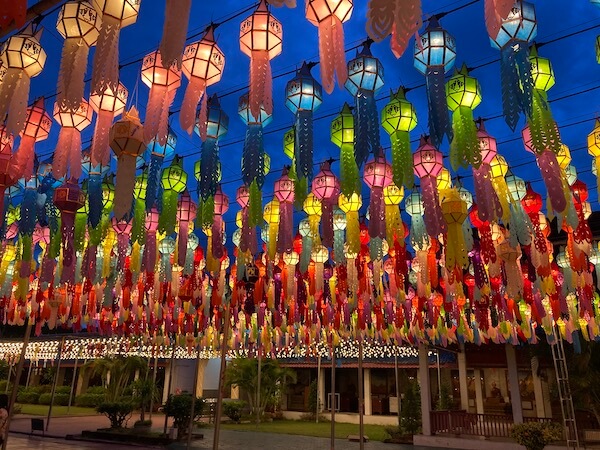 ワットプラタートハリプンチャイのコムローイイベントで境内に飾られている提灯