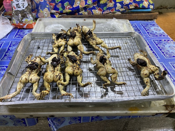 チェンマイの市場で売っているカエルの姿焼き