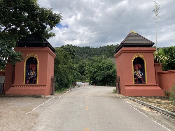 プラチャン寺院入口の金剛力士像の門