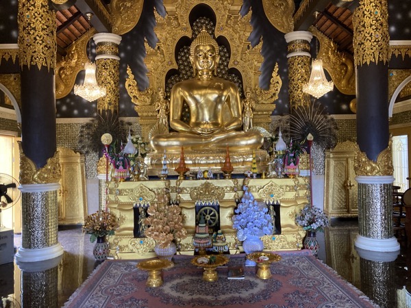 ランパーン県のプラチャン寺院の本堂内部