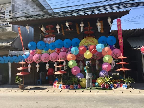 カラフルな傘が飾られたボーサン村のメインストリート