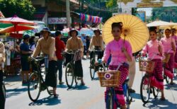 チェンマイの伝統工芸品傘祭りのパレード
