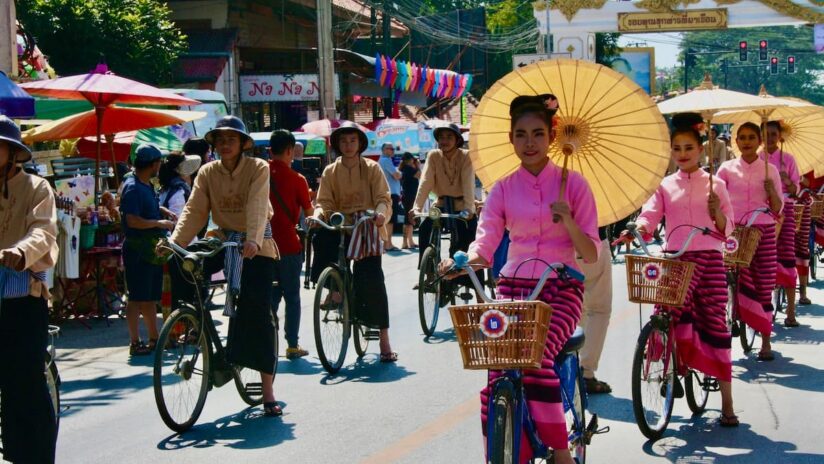 チェンマイの伝統工芸品傘祭りのパレード