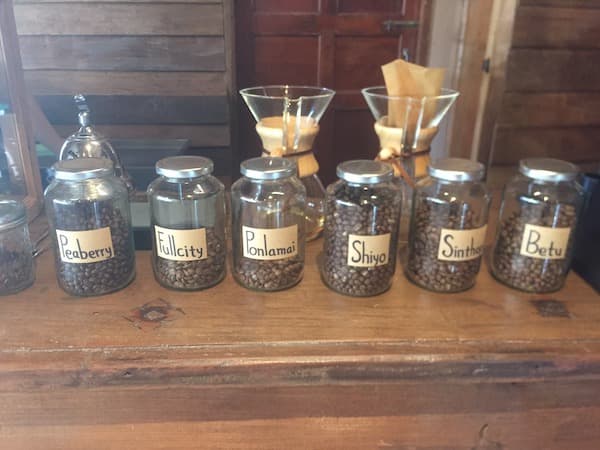 アカアマコーヒーのレジの前にあるコーヒー豆のサンプル