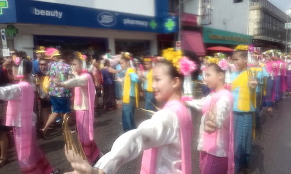 ソンクラーンでパレードの先頭を飾る女子の舞踊