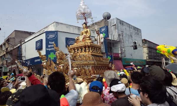 チェンマイのソンクラーン：ヒシン仏像のパレード