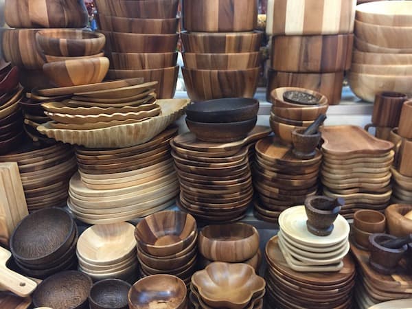 スプーンなどお皿などの木製食器が並ぶトンラムヤイ市場