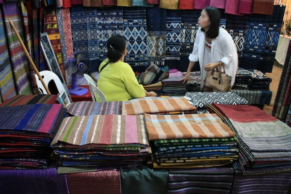 ワロロット市場に並ぶ織物・古布