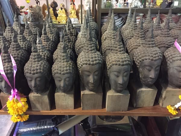 タイのリサイクルショップに並ぶ仏像