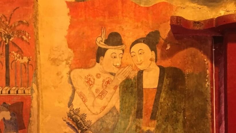 タイルー族の男性が女性の耳に手を当てて愛をささやく姿が描かれているプ ーミン寺院の壁画『ささやく人』