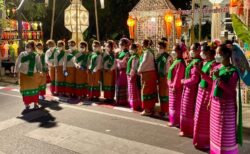 王様記念碑広場で行われるイーペン祭りのオープニングセレモニーで古楽器の音色に合わせて踊る踊り手