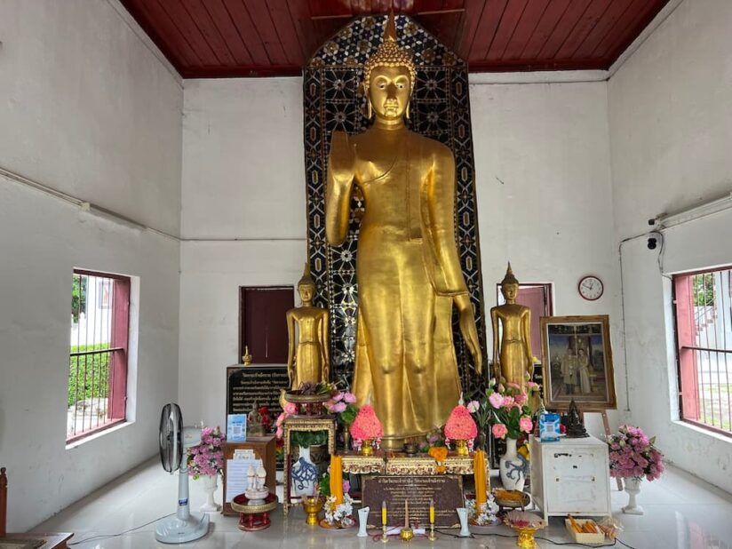 ワット プラチャオ・メンラーイの寺名の由来になっている立像
