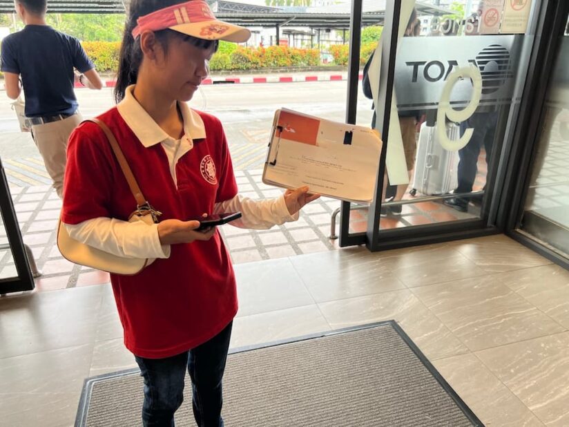画像 チェンマイ空港9番ゲート付近で名前カードを掲げて待機するスタッフ