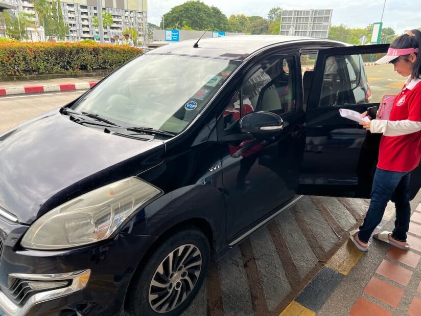 画像 klookで予約したチェンマイ空港の送迎タクシーとスタッフ
