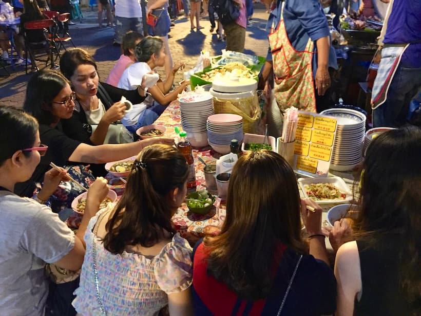サンデーマーケットで屋台めしを楽しむ観光客