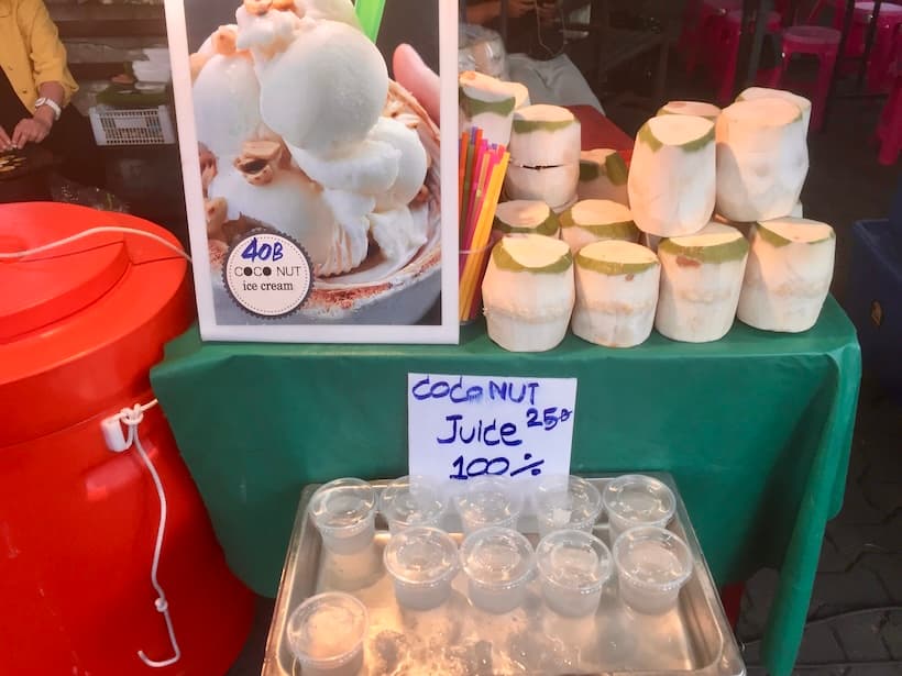 チェンマイサンデーマーケットのフレッシュココナッツウォーター