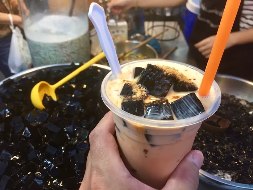 チェンマイサンデーマーケットの仙草ゼリーティー