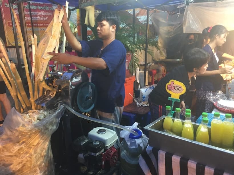 チェンマイサンデーマーケットの生搾りサトウキビジュース